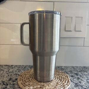 Yeti 30 oz Rambler Travel Mug with Stronghold Lid